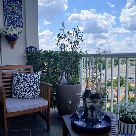 Boheme Chic: Airport-Proximate Apartment with Free Parking Merignac  Exterior photo