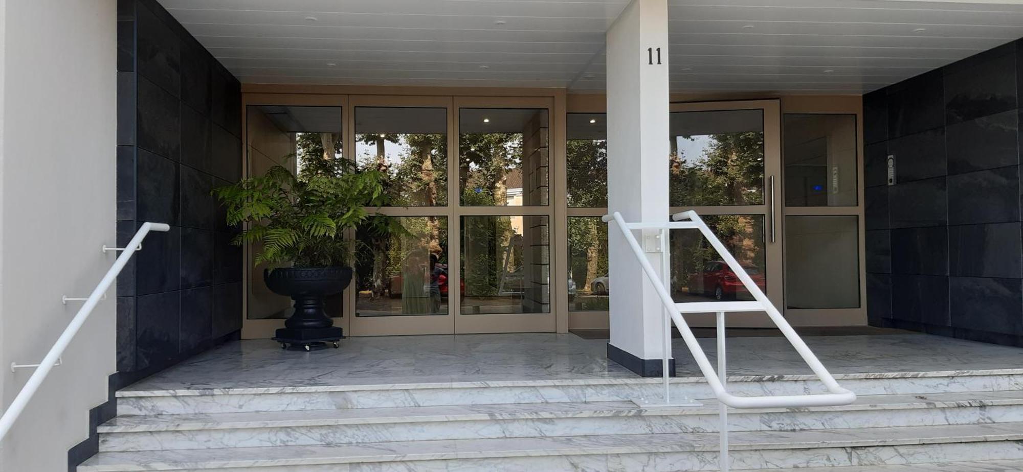Boheme Chic: Airport-Proximate Apartment with Free Parking Merignac  Exterior photo